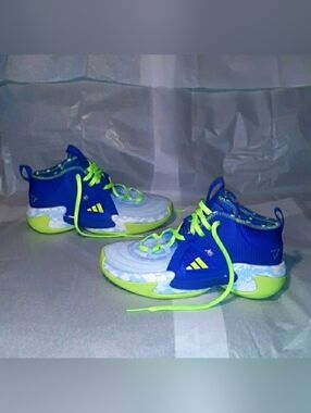 🚨 adidas Basketball Mid-top Sneakers, Brand NEW, Women size 8